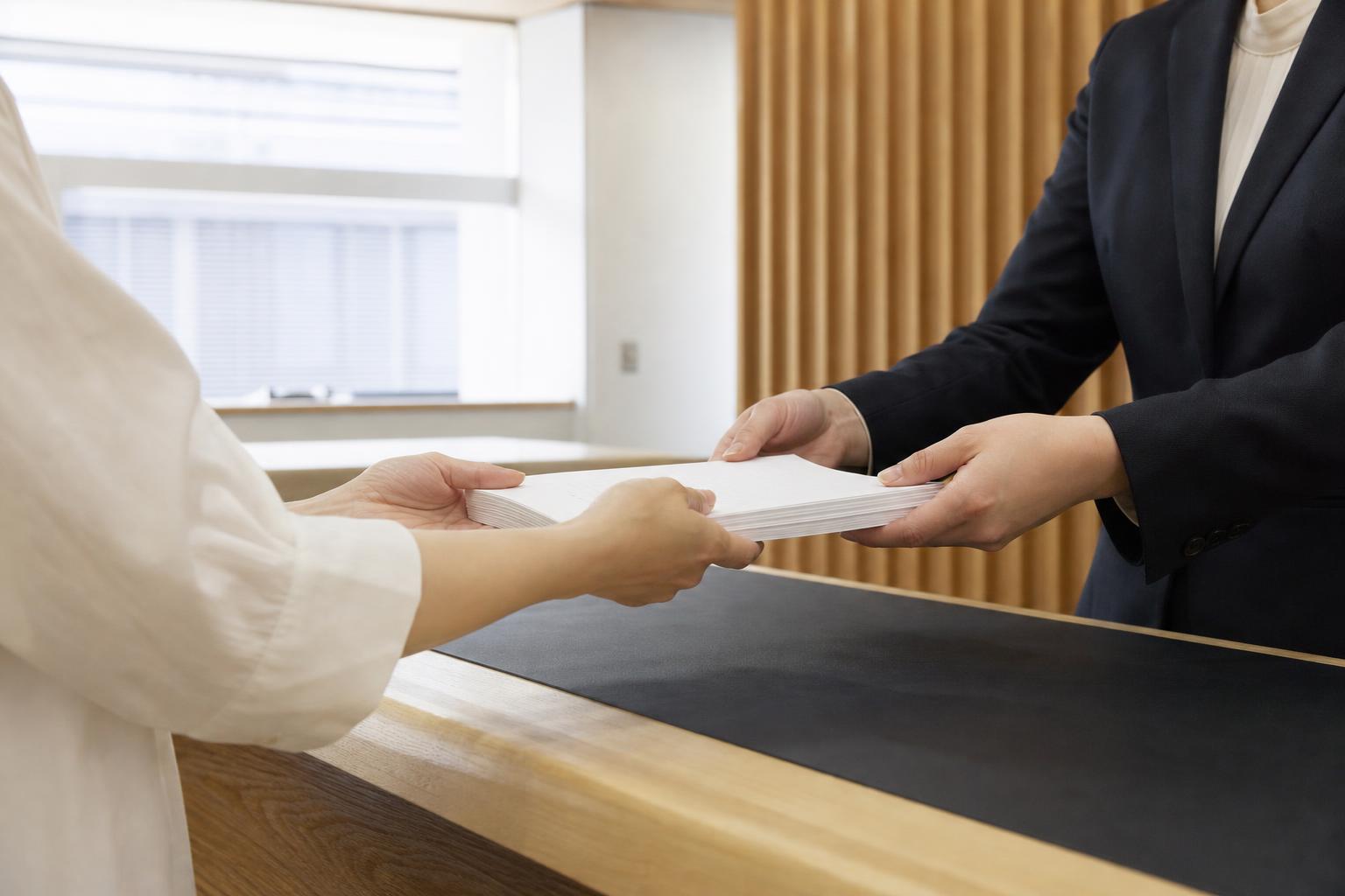 家庭裁判所の窓口で申立書を提出している様子