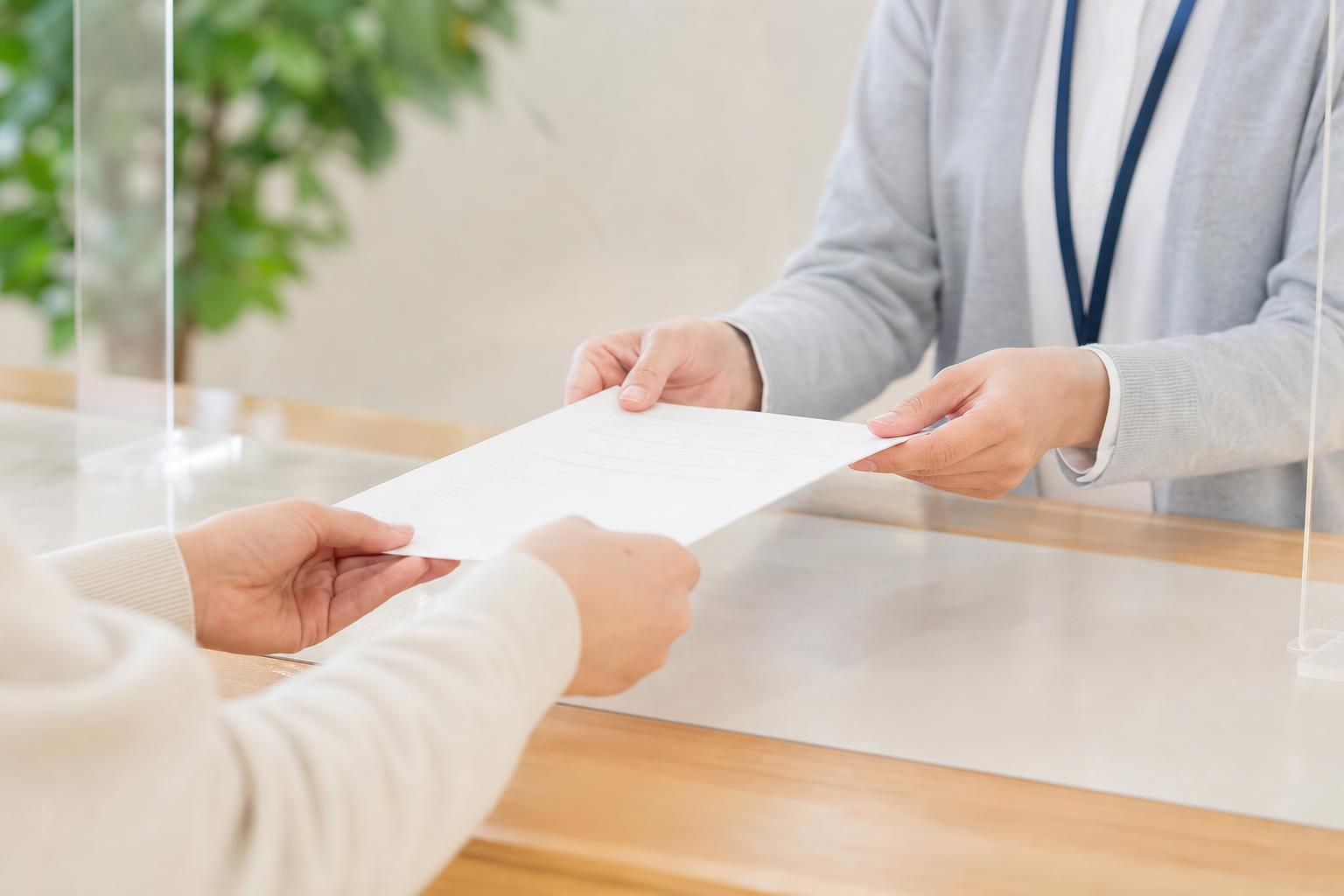 市区町村の窓口で書類を提出している様子